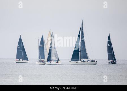 Bullins Bay, Kinsale, Cork, Irlande. 23 juin 2021. Les yachts passent à l'épreuve en pratique à Bulliens Bay, au large de Old Head, avant le début de la série de courses de la coupe Sovereign qui commence jeudi et dure quatre jours à Kinsale, Co. Cork, en Irlande. - crédit; David Creedon / Alamy Live News Banque D'Images