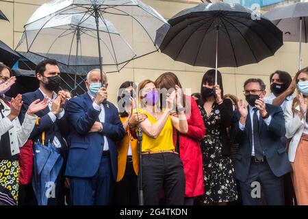 L'ancien président du Parlement de Catalogne, Carme Forcadell, s'exprime aux côtés de l'actuelle présidente du Parlement de Catalogne, Laura Borras et de l'ancien président du Parlement de Catalogne, Roger Torrent. L'ancien président du Parlement de Catalogne, Carme Forcadell, A été libéré de la prison de Wad-Ras à Barcelone, après avoir ordonné à la Cour suprême de la libérer, après que le Conseil des ministres ait approuvé sa grâce mardi et celle des huit autres leaders de l'indépendance Catalans emprisonnés pour le processus d'indépendance catalan de "procès" de 2017. Parmi Banque D'Images