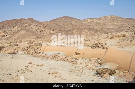 Vue sur l'ancien pilier abandonné de la colonne dans la ville de carrière romaine Mons Claudianus dans le désert oriental égyptien Banque D'Images