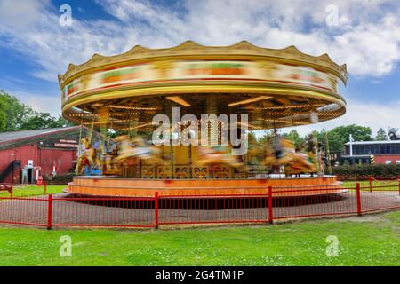 Le Victorian Gallopers Roundabout Carousel ou Merry Go Round au Bressingham Steam Museum and Gardens situé à Bressingham, DISS, Norfolk, Angleterre, Banque D'Images