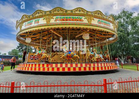 Le Victorian Gallopers Roundabout Carousel ou Merry Go Round au Bressingham Steam Museum and Gardens situé à Bressingham, DISS, Norfolk, Angleterre, Banque D'Images