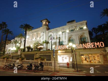 Italie,Sanremo, Casino Municipalité de Sanremo, façade vue de nuit photo © Sandro Michahelles/Sintesi/Alamy stock photo Banque D'Images