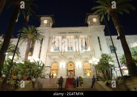 Italie,Sanremo, Casino Municipalité de Sanremo, façade vue de nuit photo © Sandro Michahelles/Sintesi/Alamy stock photo Banque D'Images