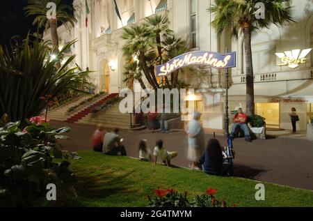 Italie,Sanremo, Casino Municipalité de Sanremo, façade vue de nuit photo © Sandro Michahelles/Sintesi/Alamy stock photo Banque D'Images