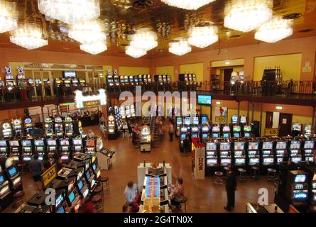 Italie,Sanremo, Casino municipal Sanremo, les personnes jouant les machines à sous photo © Sandro Michahelles/Sintesi/Alamy stock photo Banque D'Images