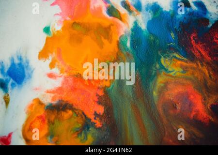 le tourbillon diffuse des couleurs d'encre colorées sur un fond blanc Banque D'Images