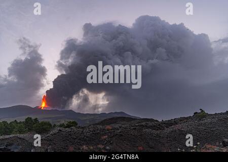 La fumée de l'éruption s'est dégringolée dans le paysage. MONT ETNA, ITALIE: DES PHOTOS EN DIRECT montrent des fontaines de lave qui jaillir du plus récent er de l'Etna Banque D'Images