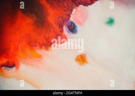 le tourbillon diffuse des couleurs d'encre colorées sur un fond blanc Banque D'Images