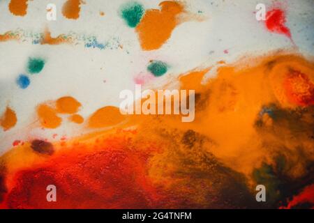 le tourbillon diffuse des couleurs d'encre colorées sur un fond blanc Banque D'Images
