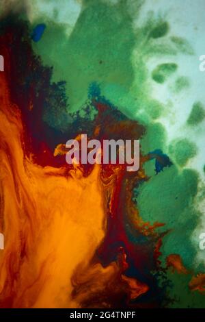 le tourbillon diffuse des couleurs d'encre colorées sur un fond blanc Banque D'Images