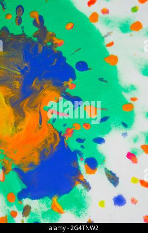 le tourbillon diffuse des couleurs d'encre colorées sur un fond blanc Banque D'Images