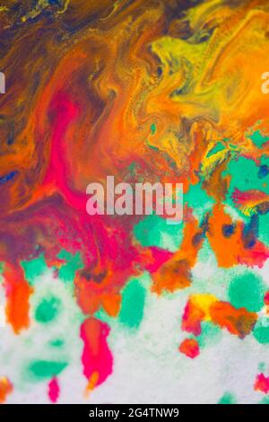 le tourbillon diffuse des couleurs d'encre colorées sur un fond blanc Banque D'Images