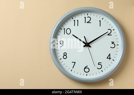 Horloge standard grise sur fond beige Banque D'Images