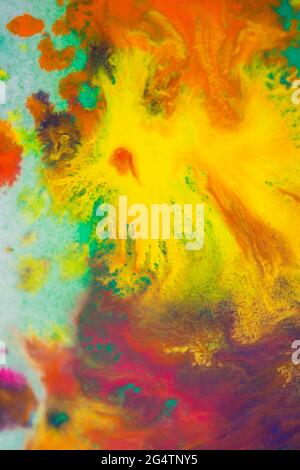 le tourbillon diffuse des couleurs d'encre colorées sur un fond blanc Banque D'Images