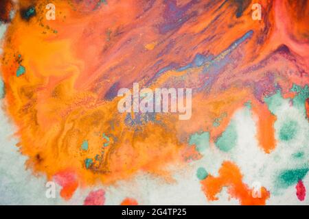 le tourbillon diffuse des couleurs d'encre colorées sur un fond blanc Banque D'Images