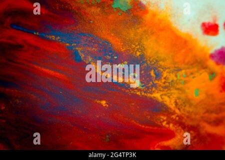 le tourbillon diffuse des couleurs d'encre colorées sur un fond blanc Banque D'Images