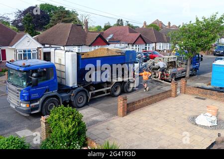 Un camion « Total Concrete » livrant une route de béton prêt à l'emploi à une maison résidentielle privée de Shepperton Surrey, Angleterre, Royaume-Uni Banque D'Images