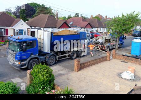 Un camion « Total Concrete » livrant une route de béton prêt à l'emploi à une maison résidentielle privée de Shepperton Surrey, Angleterre, Royaume-Uni Banque D'Images