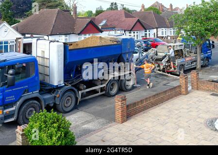 Un camion « Total Concrete » livrant une route de béton prêt à l'emploi à une maison résidentielle privée de Shepperton Surrey, Angleterre, Royaume-Uni Banque D'Images