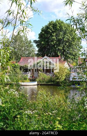 L'avant d'un vieux cottage au bord de la rivière sur l'île Pharaohs, près de la Tamise à Shepperton, le jour de l'été Surrey Angleterre Royaume-Uni Banque D'Images