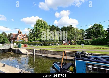 La Tamise avec des bateaux de rivière passant par l'écluse à Shepperton, un jour ensoleillé d'été, Surrey Angleterre Royaume-Uni Banque D'Images