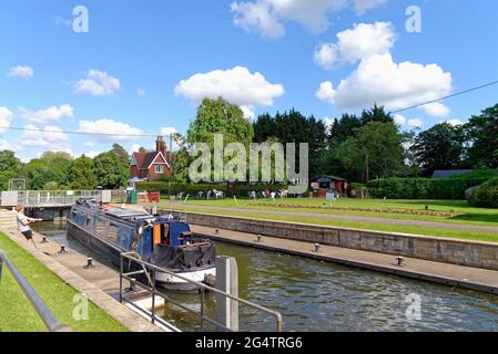 La Tamise avec des bateaux de rivière passant par l'écluse à Shepperton, un jour ensoleillé d'été, Surrey Angleterre Royaume-Uni Banque D'Images