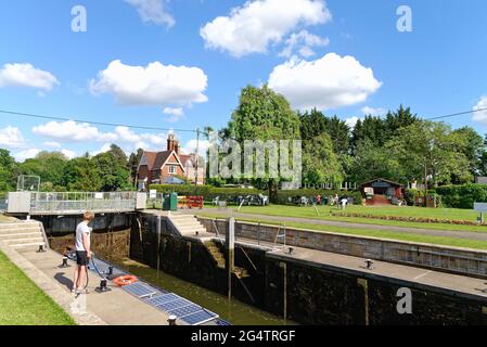 La Tamise avec des bateaux de rivière passant par l'écluse à Shepperton, un jour ensoleillé d'été, Surrey Angleterre Royaume-Uni Banque D'Images