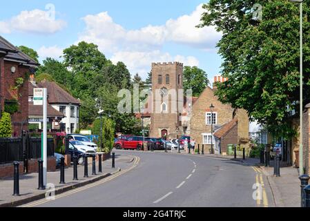 Church Square dans le village de Shepperton le jour ensoleillé de l'été, Surrey Angleterre Royaume-Uni Banque D'Images