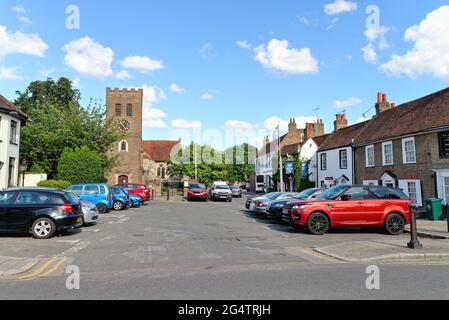 Church Square dans le village de Shepperton le jour ensoleillé de l'été, Surrey Angleterre Royaume-Uni Banque D'Images