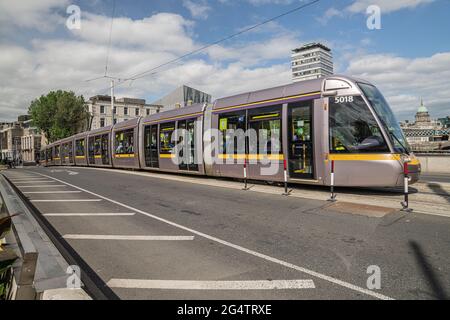 Dublin City, Dublin, Irlande, 11 juin 2021. Luas traversant le pont Rosie Hackett du nord au sud de Dublin Banque D'Images