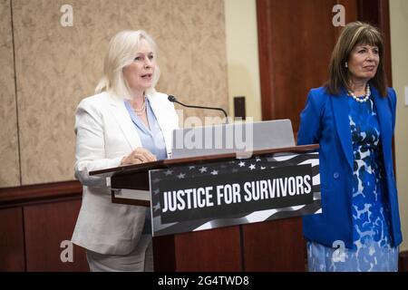 Washington, États-Unis. 23 juin 2021. Le sénateur Kirsten Gilliband, de New York, prend la parole lors d'une conférence de presse au Capitole des États-Unis à Washington, DC, le mercredi 23 juin 2021. L'événement a été organisé pour promouvoir la loi de Vanessa Guillen sur l'amélioration de la justice militaire et l'augmentation de la prévention. Photo de Sarah Silbiger/UPI crédit: UPI/Alay Live News Banque D'Images