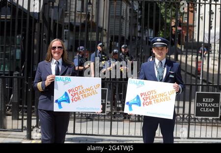 Londres, Angleterre, Royaume-Uni. 23 juin 2021. Deux pilotes brandissent des banderoles devant Downing Street dans le cadre de la manifestation Travel Day of action à Londres. Credit: Tayfun Salci/ZUMA Wire/Alay Live News Banque D'Images