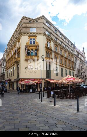 BRNO, RÉPUBLIQUE TCHÈQUE - 8 MAI : vue sur une rue à Brno, République tchèque, le 8 mai 2014. Brno est la deuxième plus grande ville de la République tchèque. Banque D'Images