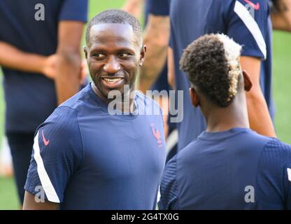 Budapest, Hongrie. 22 juin 2021. Football: Championnat d'Europe, Groupe F, avant le match Portugal - France, entraînement final France, au stade Hidegkuti. La France Moussa Sissoko (l) et Paul Pogba sont sur le terrain. Credit: Robert Michael/dpa-Zentralbild/dpa - NOTE IMPORTANTE: Conformément aux règlements de la DFL Deutsche Fußball Liga et/ou de la DFB Deutscher Fußball-Bund, il est interdit d'utiliser ou d'avoir utilisé des photos prises dans le stade et/ou du match sous forme de séquences et/ou de séries de photos de type vidéo./dpa/Alay Live News Banque D'Images