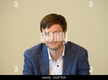 Potsdam, Allemagne. 23 juin 2021. Nico Ruhle (SPD), maire de Neuruppin, sourit après la conférence de presse sur les lauréats du Prix Fontane de la littérature de cette année. Credit: Soeren Stache/dpa-Zentralbild/dpa/Alay Live News Banque D'Images