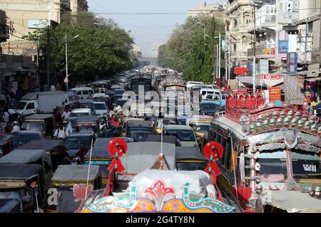 Vue de l'embouteillage dû à la négligence du personnel de la police de la circulation et stationnement illégal, a besoin d'attention du département concerné, sur la route M.A Jinnah à Karachi le mercredi 23 juin 2021. Banque D'Images