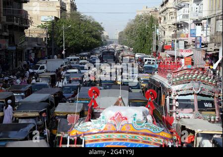 Vue de l'embouteillage dû à la négligence du personnel de la police de la circulation et stationnement illégal, a besoin d'attention du département concerné, sur la route M.A Jinnah à Karachi le mercredi 23 juin 2021. Banque D'Images