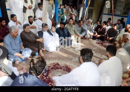 Sardar Yar Muhammad rind, ministre de l'éducation du Baloutchistan, exprime sa solidarité avec les membres des partis de l'opposition au poste de police de Bijli Road pour leur arrestation alors que la police a refusé des mettre en garde à vue, Disant que sans enquête sur l'incident et preuve des allégations faites dans la FIR, aucune arrestation n'a pu être effectuée à ce stade, à Quetta, le mercredi 23 juin 2021. Banque D'Images