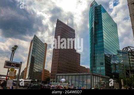 BERLIN, ALLEMAGNE - JUIN 8 : Potsdamer Platz et gare de Berlin, Allemagne le 8 juin 2013. C'est l'une des principales places publiques et la circulation dans Banque D'Images