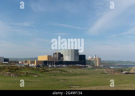 La centrale nucléaire de Magnox désaffectée à Wylfa, sur l'île d'Anglesey, au pays de Galles, au Royaume-Uni. Banque D'Images