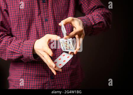 l'homme tient le as dans la manche et fait des tours avec des cartes Banque D'Images