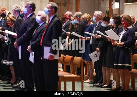 Les gens sont présents lors de la cérémonie funéraire de l'ancien sénateur américain John Warner (républicain de Virginie) à la cathédrale nationale de Washington le mercredi 23 juin 2021 à Washington, DC. Crédit: Oliver Contreras/Pool via CNP/MediaPunch Banque D'Images