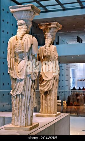 Deux des cariatides, authentique de l'Afrique du portique de l'Erechtheion temple de l'Acropole, dans le musée de l'Acropole, Athènes Grèce. Banque D'Images