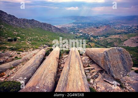 ÎLE D'EVIA, GRÈCE. Colonnes anciennes « oubliées » dans une ancienne carrière sur les pentes du mont Ochi (« Oche »). En arrière-plan, Karystos Banque D'Images