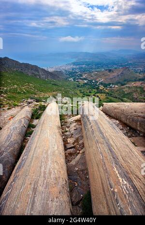 ÎLE D'EVIA, GRÈCE. Colonnes anciennes « oubliées » dans une ancienne carrière sur les pentes du mont Ochi (« Oche »). En arrière-plan, Karystos Banque D'Images