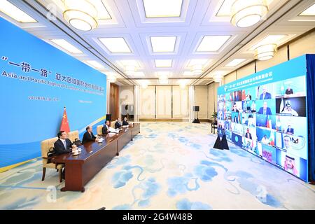 Pékin, Chine. 23 juin 2021. Le conseiller d'État chinois et ministre des Affaires étrangères, Wang Yi, préside la Conférence de haut niveau sur la coopération dans la ceinture et la route en Asie et dans le Pacifique, par liaison vidéo, à Beijing, capitale de la Chine, le 23 juin 2021. Credit: Li Xiang/Xinhua/Alamy Live News Banque D'Images