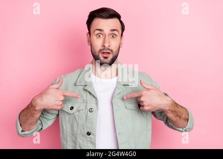 Portrait de beau attrayant brunet stupéfié gars pointant vers moi oops isolé sur fond rose pastel couleur Banque D'Images