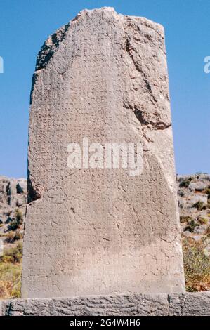 Xanthos - ruines de l'ancienne ville dans la province d'Antalya (la plus grande ville de Lycia à l'ère hellénistique), Turquie. Côté sud de l'Obélisque xanthien (alias Xanthos ou Xanthus Stele, le Xanthos ou Xanthus bilingue, le pilier inscrit de Xanthos ou Xanthus, le Harpagus Stele, le pilier de Kherei et le Columna Xanthithiaca) avec inscription lycienne. Numérisation d'archivage à partir d'une lame. Octobre 1985. Banque D'Images