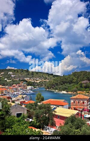 Gaios, la « capitale » de l'île de Paxos (ou « Paxi »), l'îlot d'Aghios Nikolaos et le beau canal entre eux. Mer Ionienne, Grèce. Banque D'Images