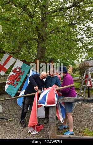 Les résidents du village d'Aston, dans le sud du Shropshire, sur Clun, préparent le célèbre peuplier noir pour la journée de l'Arbor. Ce peuplier connu sous le nom d'arbre b Banque D'Images